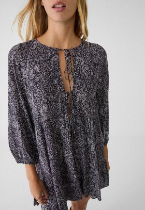 Платье Короткое струящееся платье-рубашка с принтом (Kurzes flie?endes Hemdkleid mit Print) Короткое струящееся платье с V-образным вырезом, завязками, шнуровкой и длинными рукавами-буфами с эластичны