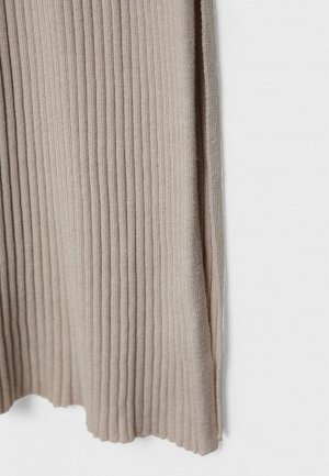 Платье Длинное трикотажное платье с V-образным вырезом (Langes Strickkleid mit V-Ausschnitt) Длинное облегающее платье без рукавов с V-образным вырезом. Низ с боковым разрезом.