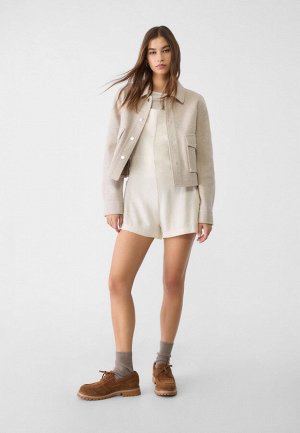 Платье Струящиеся короткие комбинезоны с льном (Flie?ende kurze Latzhose mit Leinen) Короткие струящиеся комбинезоны с вискозой из смесовой льняной ткани. Квадратный вырез и регулируемые бретели с узл