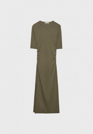 Платье Платье миди с рюшами (Midikleid mit Raffung) Облегающее фигуру платье миди с короткими рукавами, круглым вырезом и рюшами по бокам. Низ с боковым разрезом.