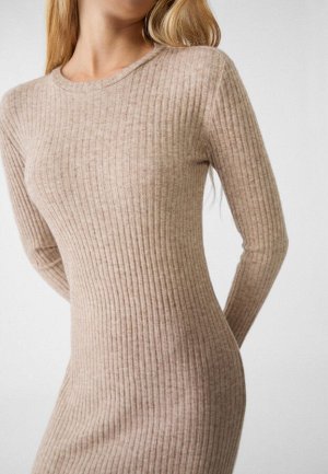 Платье трикотажное платье миди (Midi-Strickkleid) Облегающее платье миди с круглым вырезом и длинными рукавами. Низ с разрезом сзади.