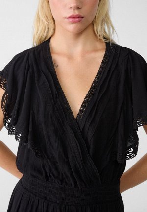 Платье Струящееся платье с короткими воланами (Kleid flie?end kurz Volants) Короткое струящееся платье с V-образным вырезом, короткими рукавами и эластичным поясом. С воланами и кружевом соответствующ