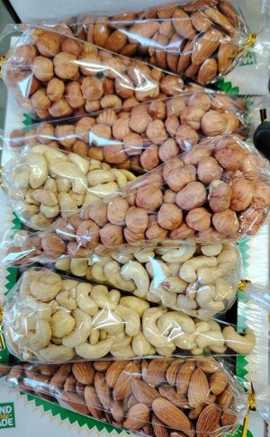Ассорти из 3 конусов ( сырой миндаль,сырой фундук,сырой кешью)