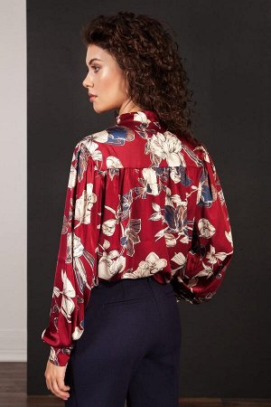Блузка Полиэстер 95%, спандекс 5% Рост: 170 см. Элегантная блузка из струящейся шелковой ткани с крупным цветочным принтом свободного силуэта с небольшим воротником - стойкой и застежкой на цельнокрое