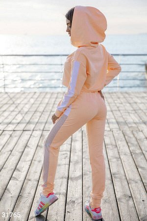 Костюм нежно-персикового цвета