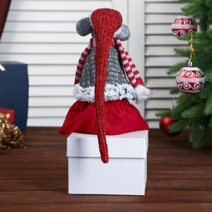 Кукла интерьерная "Серая мышка в красной юбке и серой жилетке с сердечком" 63х12х13 см