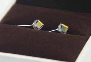 Серьги Серьги гвоздики с камнем SWAROVSKI - Crystal, размер 5мм*5мм