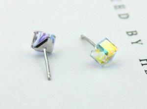 Серьги Серьги гвоздики с камнем SWAROVSKI - Crystal, размер 5мм*5мм