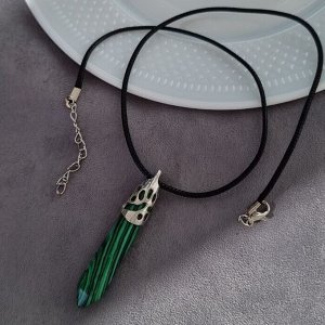 Кулон со шнурком из натурального камня горный Малахит, 1048, арт.218.224