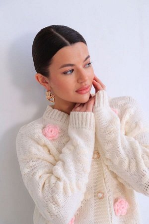 Кардиган молочный с вязаными розами