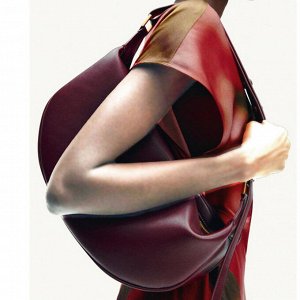 Сумка Одна из самых модных и популярных моделей бренда &quot; ZARA &quot;.
Материал : экокожа
Размер: см.фото