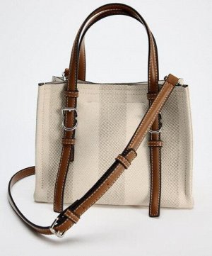 Сумка Сумка бренда &quot; ZARA &quot;- это всегда отменный стиль и высокое качество.Комплектуется 2-мя длинными ремнями: узким кожаным и широким тканевым.
Материал : экокожа + спец.сумочный водонепрон