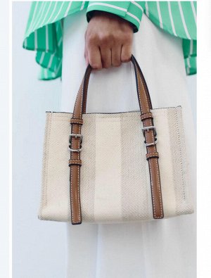Сумка Сумка бренда &quot; ZARA &quot;- это всегда отменный стиль и высокое качество.Комплектуется 2-мя длинными ремнями: узким кожаным и широким тканевым.
Материал : экокожа + спец.сумочный водонепрон