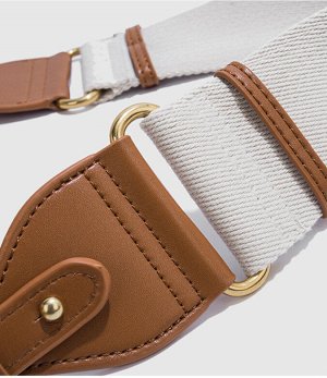 Сумка Сумка бренда &quot; ZARA &quot;- это всегда отменный стиль и высокое качество.Комплектуется 2-мя длинными ремнями: узким кожаным и широким тканевым.
Материал : экокожа
Размер: см.фото