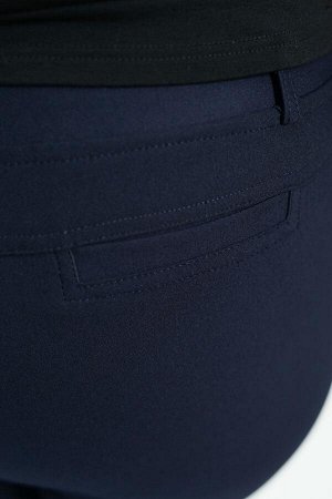 Брюки-8432 Модель брюк: Дудочки; Материал: Трикотаж;  Фасон: Брюки
Брюки 7/8 плотные трикотаж синие
Однотонные брюки-стрейч выполнены из плотной мягкой ткани. Модель отлично сидит за счет комфортной р