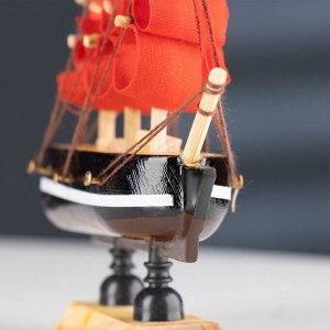 Сувенирная модель корабля «Марианна», борта с белой полосой, паруса алые, 3x10x10 см