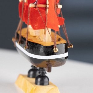 Сувенирная модель корабля «Марианна», борта с белой полосой, паруса алые, 3x10x10 см