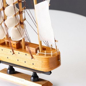 Сувенирная модель корабля «Аляска», борта светлое дерево, паруса белые пиратские, 4.5x23x24 см