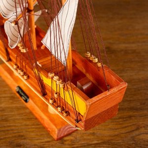 Сувенирная модель корабля «Диана», светлое дерево, паруса бежевые, 10x50x45 см