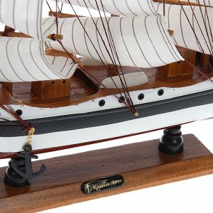Сувенирная модель корабля «Пиллад», борта белые, паруса белые, 45x9x41 см