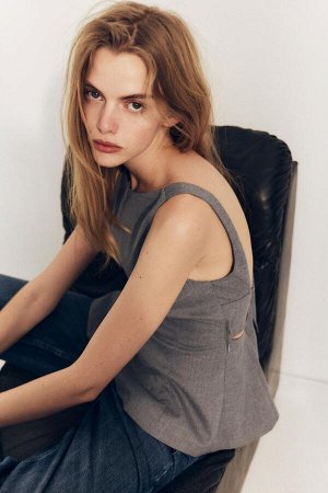 топ ЦВЕТ как на первом фото ТОП С БАСКОЙ И БАНТОМ (PEPLUM-TOP MIT SCHLEIFE) Облегающий топ без рукавов с круглым вырезом. Подол с баской. Модель с открытой спиной и регулируемым бантом из той же ткани