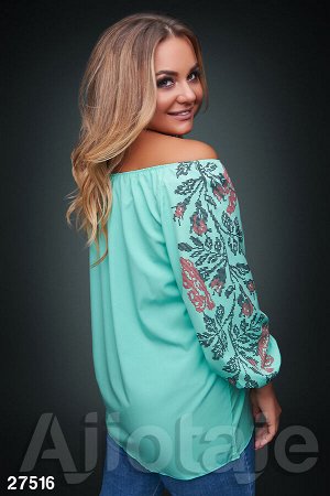 Блузка цвета мята с имитацией вышивки