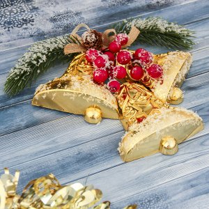 Украшение новогоднее "Три колокольчика с ягодками и шишкой" 18,5х18 см, золото