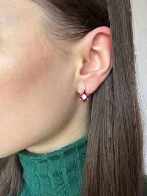 Серьги под серебро с красным фианитом