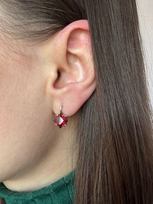 Серьги под серебро с красным фианитом