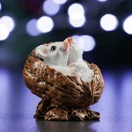 Фигура &quot;Белые крыски в орешке&quot; акрил 5х4х4см