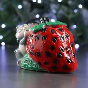 Копилка "Мышонок с ягодой" 10х13см