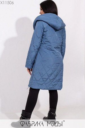 Стеганное пальто на подкладе с капюшоном и шалевым воротником, на запах с двумя завязками и съемным