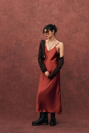 платье ЦВЕТ как на первом фото ПЛАТЬЕ МИДИ ИЗ АТЛАСА (MIDI-KLEID IN SATINOPTIK) Атласное платье средней длины. V-образный вырез и узкие регулируемые бретели. Потайная молния в заднем шве. СОСТАВ МАТЕР