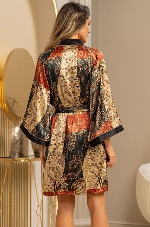 Klimt 4423 Короткий запашной халат Mia-Amore с широким длинным рукавом. Изделие выполнено из принтованного смесового шелка с однотонной отделкой по бортам и низу рукавов. По бокам расположены карманы.