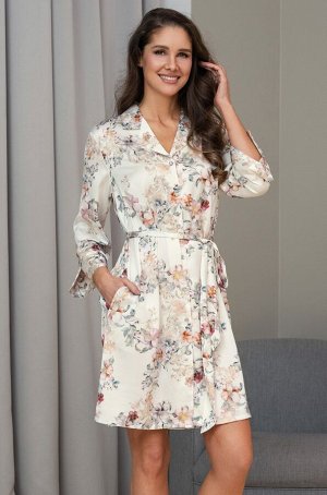 Eden 5174 Короткий халат Mia-Amore с застежкой на пуговицы и рукавом длиной 7/8, выполнен из принтованного смесового шелка на матовой основе и декорирован ажурным кружевом, которое расположено по низу
