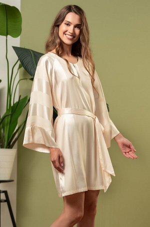 Ilona 7541 Короткая туника Mia-Amore свободного силуэта с длинным широким рукавом. Изделие выполнено из однотонного искусственного шелка на жаккардовой основе в виде широких полос, которые расположены