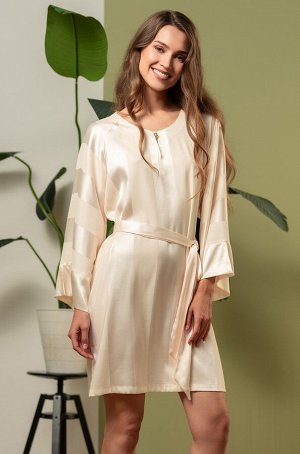 Ilona 7541 Короткая туника Mia-Amore свободного силуэта с длинным широким рукавом. Изделие выполнено из однотонного искусственного шелка на жаккардовой основе в виде широких полос, которые расположены