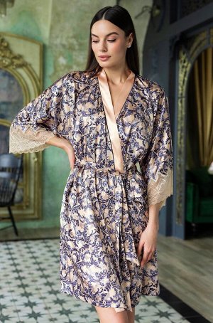 Carol 7383 Короткий запашной халат-кимоно Mia-Amore с широким рукавом длиной 3/4. Халат выполнен из искусственного принтованного шелка с однотонной и кружевной отделкой. Линию борта подчеркивает контр