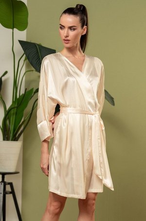 Ilona 7543 Короткий запашной халат Mia-Amore с длинным широким рукавом. Изделие выполнено из однотонного искусственного шелка на жаккардовой основе в виде широких полос, которые имеют горизонтальное и
