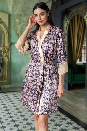 Carol 7383 Короткий запашной халат-кимоно Mia-Amore с широким рукавом длиной 3/4. Халат выполнен из искусственного принтованного шелка с однотонной и кружевной отделкой. Линию борта подчеркивает контр