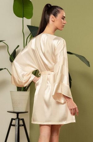 Ilona 7543 Короткий запашной халат Mia-Amore с длинным широким рукавом. Изделие выполнено из однотонного искусственного шелка на жаккардовой основе в виде широких полос, которые имеют горизонтальное и