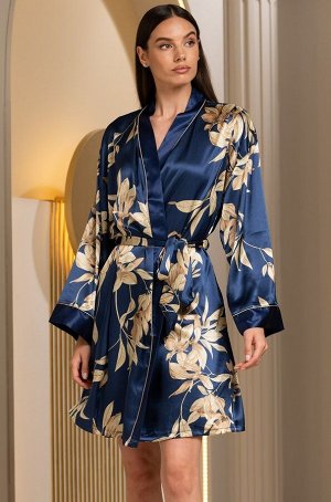 Tais 7493 Короткий халат – кимоно Mia-Amore из искусственного шелка с цветочным принтом. Борт халата, притачные широкие манжеты на рукавах ? и широкий пояс халата выполнены из однотонного искусственно
