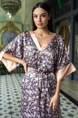 Carol 7384 Короткая туника Mia-Amore свободно силуэта с широким рукавом, которая выполнена из искусственного принтованного шелка с однотонной отделкой и контрастными кантами. В боковых швах туники рас