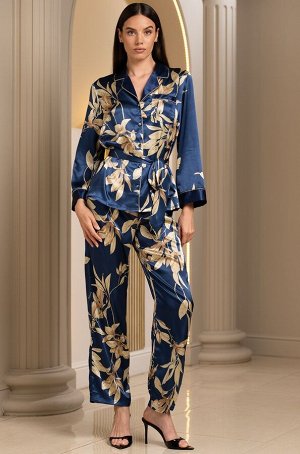 Tais 7496 Брючный комплект Mia-Amore из искусственного шелка с цветочным орнаментом, состоит из жакета с рукавами ? и брюк. Жакет на пуговицах, с двумя накладными карманами. Воротник и широкие манжеты