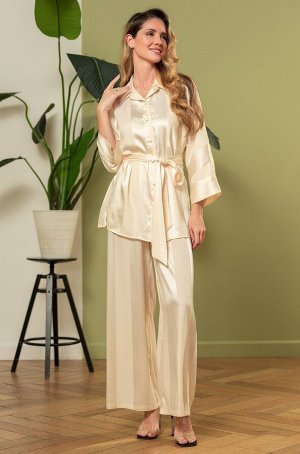 Ilona 7546 Классический комплект Mia-Amore состоит из жакета и широких брюк палаццо. Изделия комплекта выполнены из однотонного искусственного шелка на жаккардовой основе в виде широких полос, которые