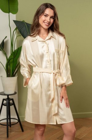 Ilona 7547 Халат Mia-Amore с застежкой на пуговицы свободного силуэта и с длинным рукавом. Изделие выполнено из однотонного искусственного шелка на жаккардовой основе в виде широких полос, которые рас