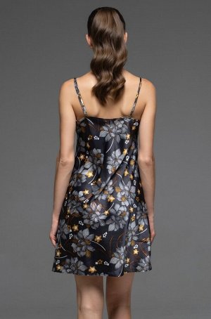Elsa 7530 Классическая короткая сорочка Mia-Amore на тонких бретелях из искусственного шелка с цветочным принтом в темно-синей гамме.
Состав 100% полиэстер