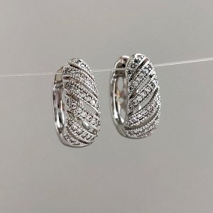 Серьги Вставка: Цирконы
Материал изделия: ювелирный сплав
Размер: - 1.5 см
Вид(модель) сережек: Английский замочек

Красивые серьги  с благородными цирконами изготовлены из специального гипоаллерген