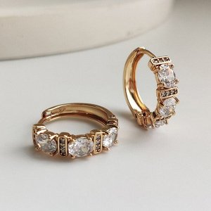 Серьги Вставка: Циркон
Материал изделия: ювелирный сплав
Размер: - 1.5 см
Вид(модель) сережек: Кольца

Красивые серьги  с благородными цирконами изготовлены из специального гипоаллергенного ювелирно
