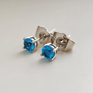 Серьги Вставка: Циркон
Материал изделия: ювелирный сплав
Размер: циркон - 0.3 см
Вид(модель) сережек: Гвоздики

Красивые серьги  с благородными цирконами изготовлены из специального гипоаллергенного